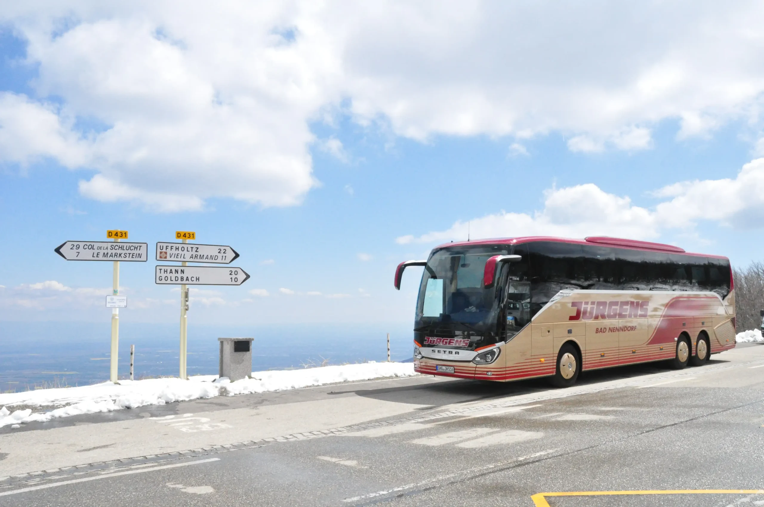 Reisebus vor Schneelandschaft