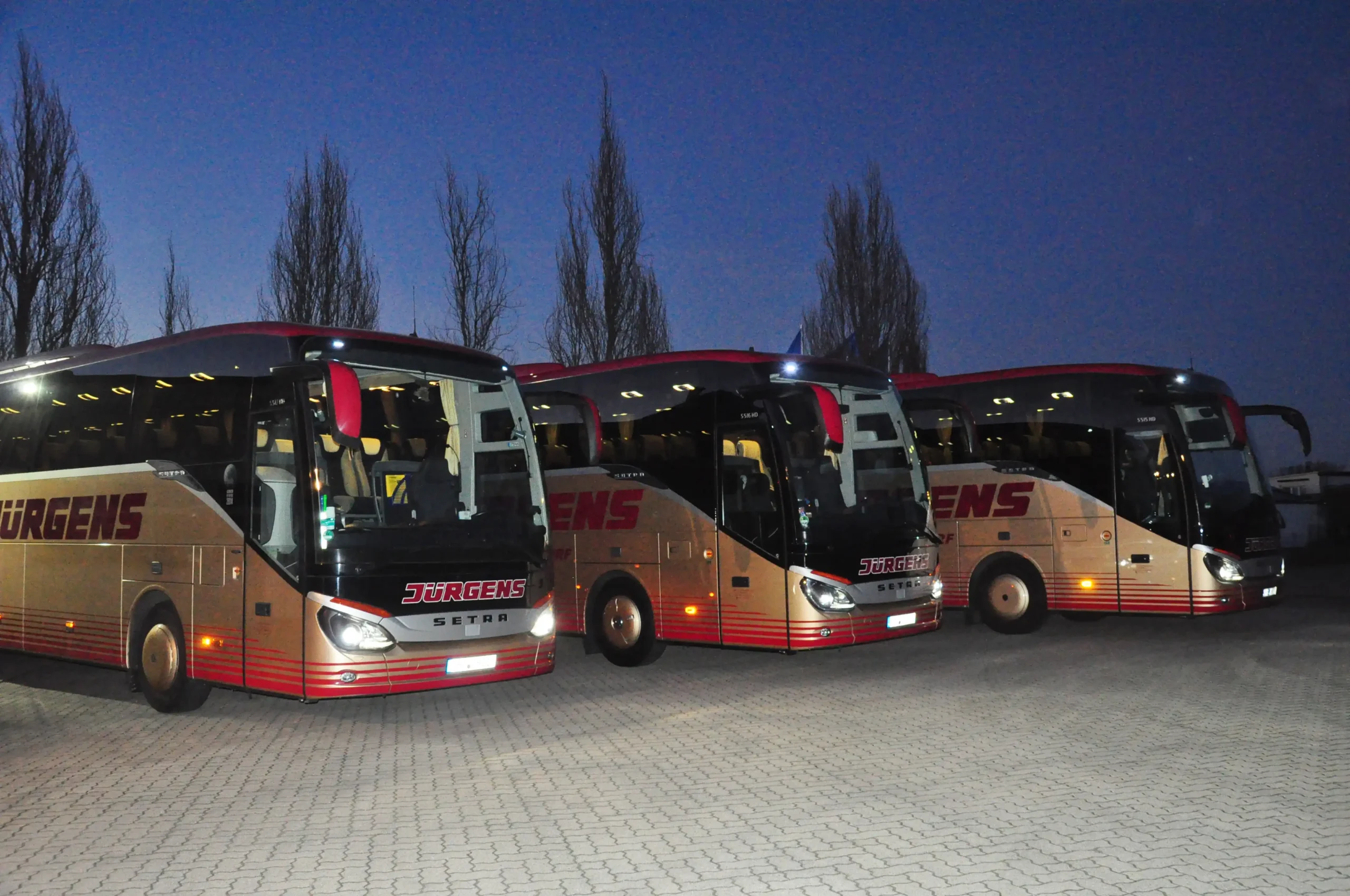Busfuhrpark bei Nacht