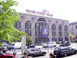 Frontansicht Berlin Friedrichstadt-Palast mit Autos davor