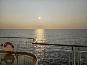 Blick aufs Meer mit Reling im Vordergrund