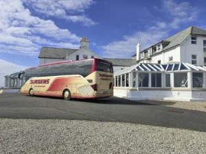Reisebus vor dem Hotel in Land´s End Frontansicht
