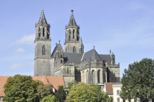 Magdeburger Dom St. Mauritius und St. Katharina bei wolkenlosem, strahlend blauem Himmel