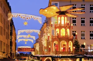 Weihnachtsmarkt mit Weihnachtspyramiden und Beleuchtung