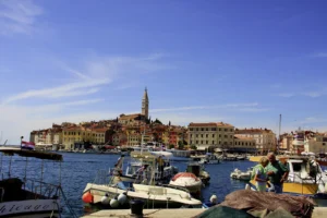 Hafen mit vielen Booten, im Hintergrund ein Stadtbild mit bnten Häuserfronten