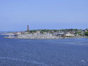 Blick auf den Hafen von Kiel mit Marine-Ehrendenkmal im Hintergrund, im Vordergrund Wasser