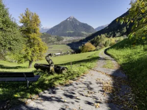 Wanderweg schlängelt sich durch die Berge, Wiesen und Täler. Schöner Herbsttag