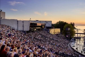 Freilichtbühne und vollbesetzte Tribüne der Bregenzer Festspiele, Bodensee im Hintergrund