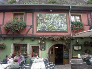 Uriges Haus mit Malereien an der Hauswand im Elsass
