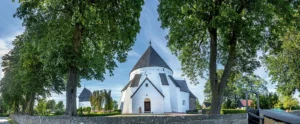 Rundkirche zwischen hohen Bäumen