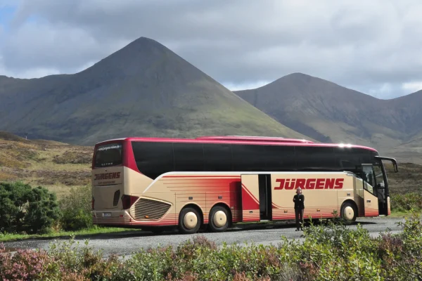 Bus in schöner Landschaft