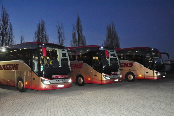 Busse bei Nacht